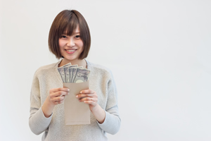 主婦がお金を持つイメージ